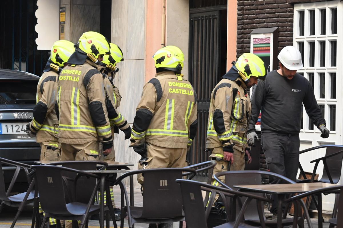 Los bomberos, frente al edificio donde ha ocurrido el suceso.