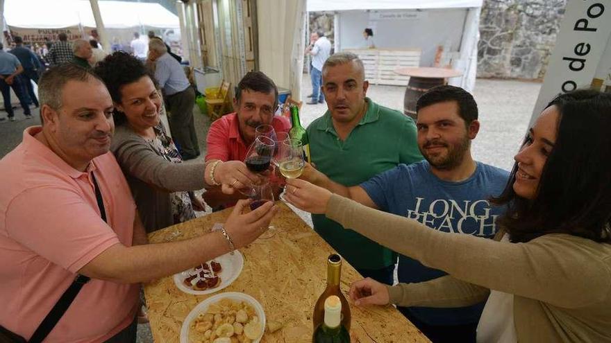 Varias personas brindan antes de degustar el vino. // G. Santos