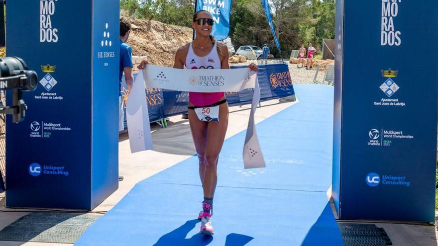 La triatleta local Indre Barkute cruza la línea de meta como vencedora.  