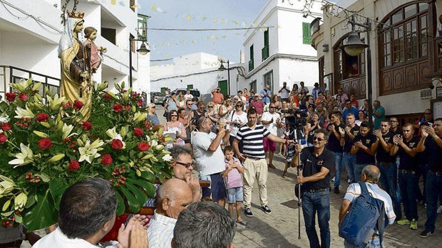 Momento, ayer, de la actuación de los Titi Roys dedicada a la Virgen del Carmen, en La Tiñosa (Puerto del Carmen).
