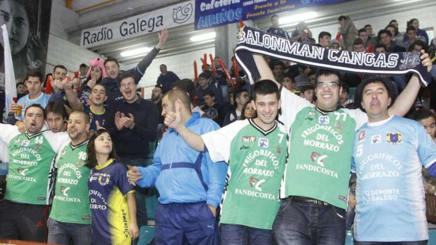 La afición canguesa disfrutará hoy del último partido de liga de esta temporada en O Gatañal. // S.Á.