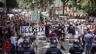 Unas 600 personas se manifiestan contra el turismo en el centro de Barcelona