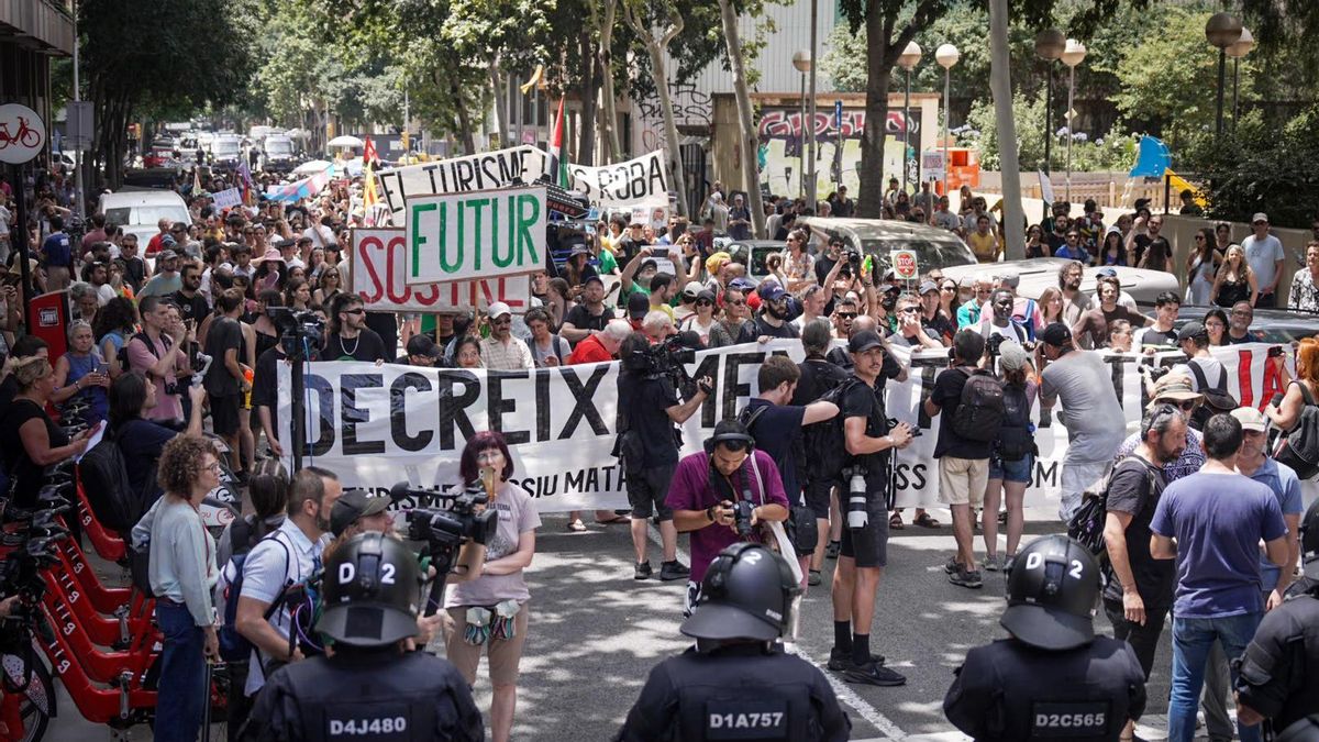 Manifestación contra el turismo en el Eixample, este domingo.