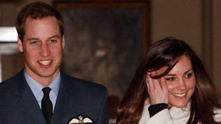 El príncipe Guillermo de Gales y su novia Kate Middleton.