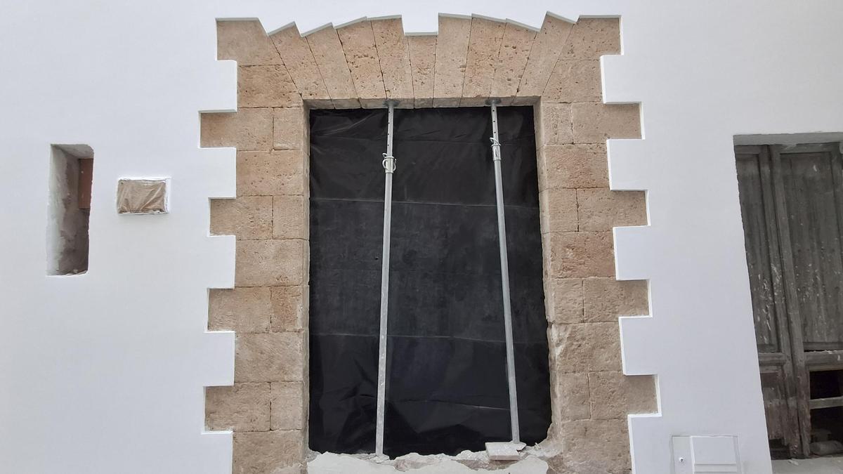 Arco de tosca adintelado restaurado ahora y demuestra las grandes posibilidades estéticas de la arquitectura tradicional