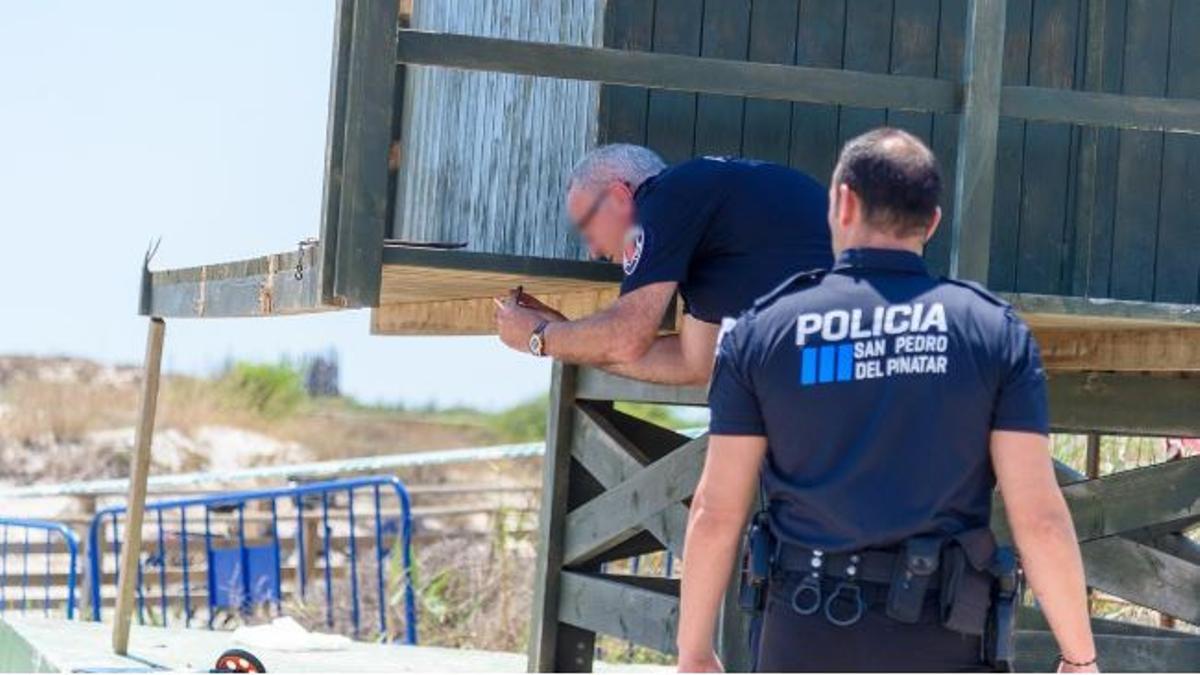 Agentes de la Policía Local de San Pedro del Pinatar toman medida de la estructura siniestrada, tras lo ocurrido en agosto de 2022.