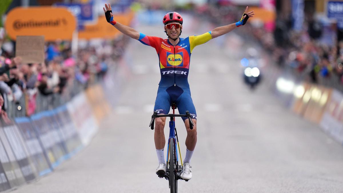 Carlos Verona celebra su victoria.