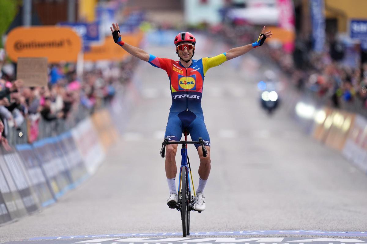 Carlos Verona celebra su victoria.