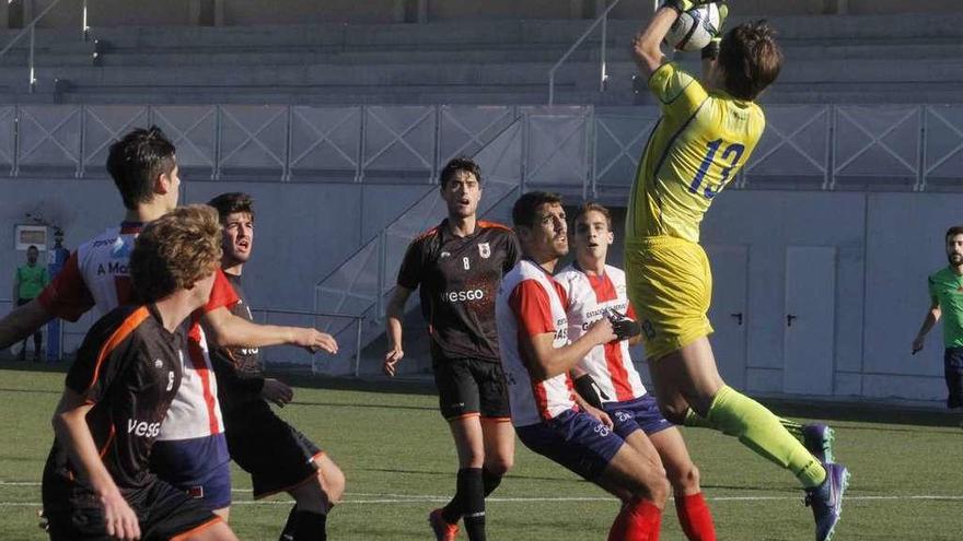 El portero del Marina Sport atrapa un balón por alto en el partido de ayer. // Santos Álvarez