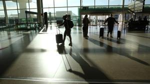 Viajeros en la T1 del Aeropuerto de Barcelona.