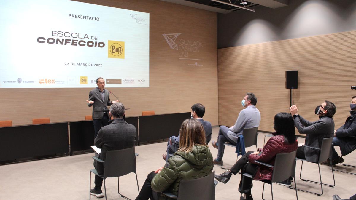 El director de Buff, David Camps, durant la presentació de l&#039;Escola de Confecció d&#039;Igualada