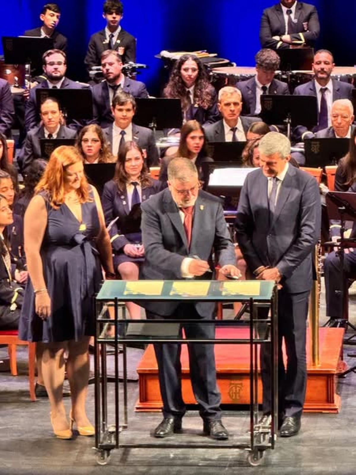 Firma de confirmación del hermanamiento entre Escalona, Peñafiel y Villena.
