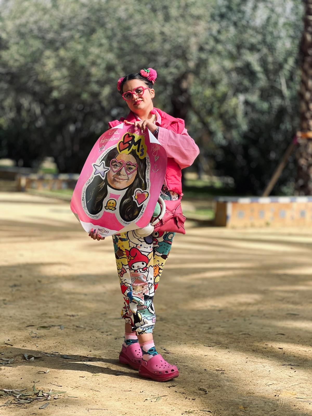 La artista Julia de Gabril posa con uno de sus carteles para la campaña del 8M del Ayuntamiento de Sevilla.