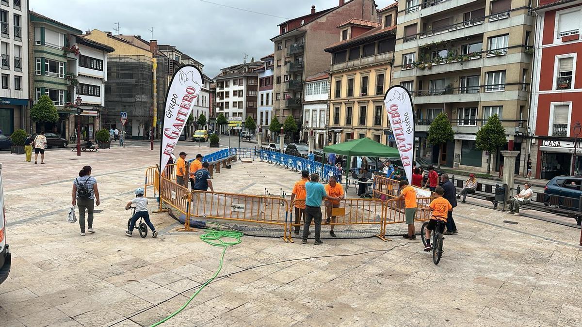 La bolera instalada en la plaza del Ayuntamiento de Villaviciosa.