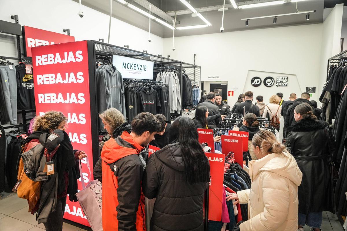 FOTOGALERÍA | Primer día de rebajas en Badajoz: colas, cambios y menos afluencia que otros años