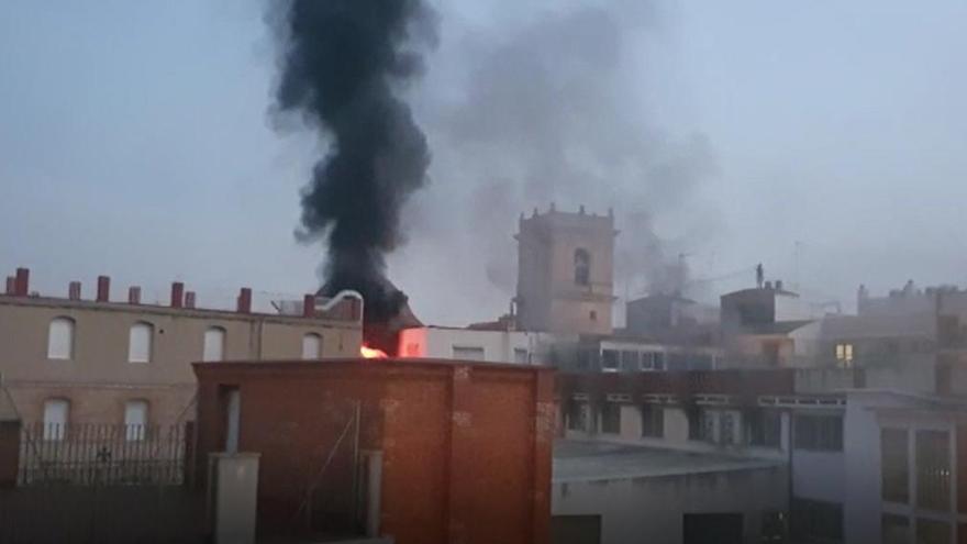 Un profesor herido tras un incendio en un colegio de Mislata