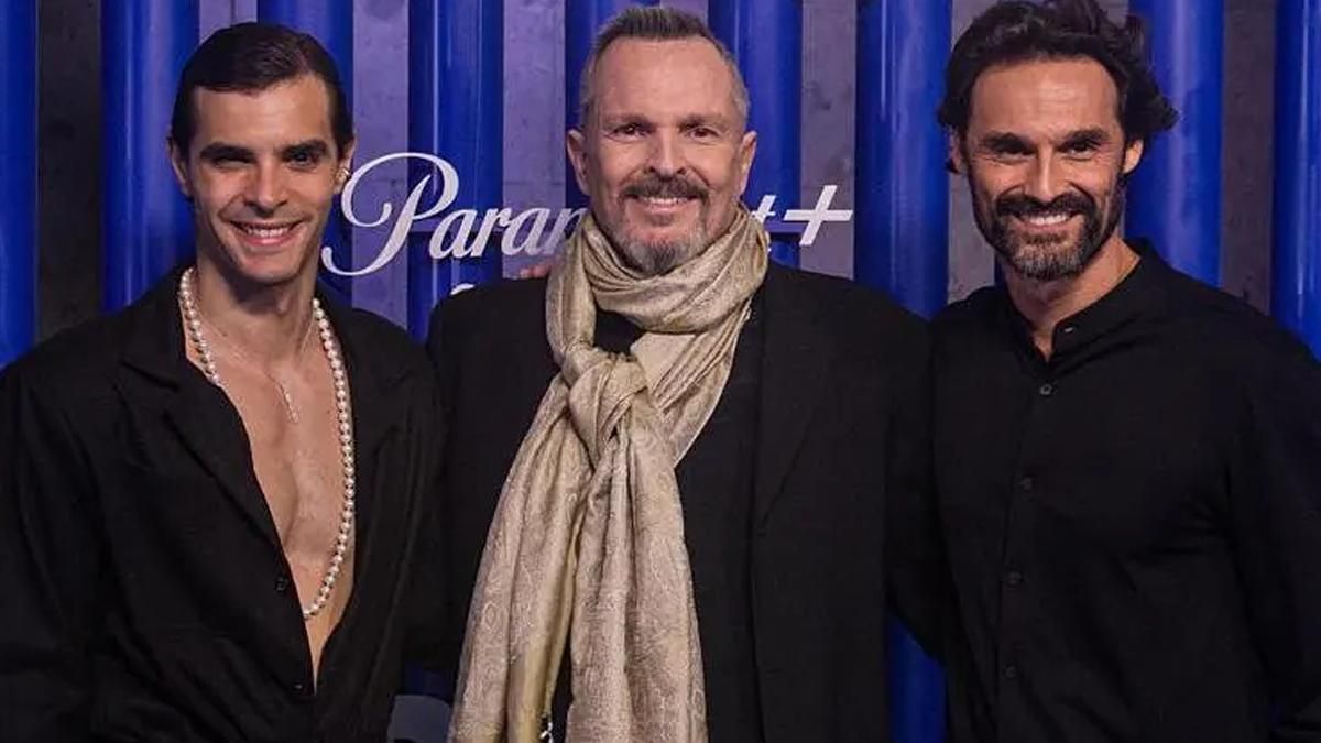 Miguel Bosé con los protagonistas de su biopic