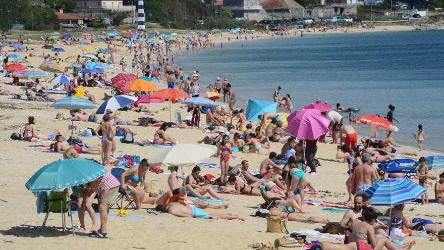 La playa de Rodeira, en Cangas, repleta de bañistas en la jornada de ayer. // Gonzalo Núñez