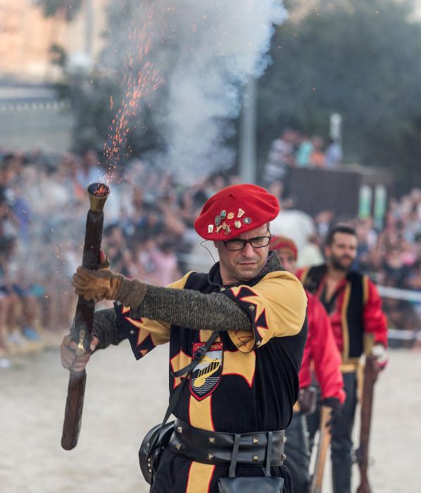 Alicante recupera el Desembarco que se perdió en el siglo XVIII con disparos de arcabucería que hirieron a un festero