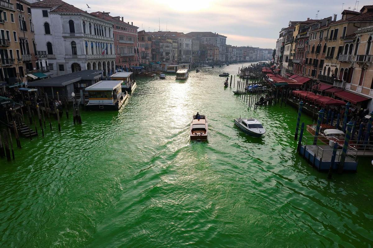 Protesta de activistas climáticos de la Rebelión de Extinción en Venecia y tiñen de  verdes las aguas del Gran Canal