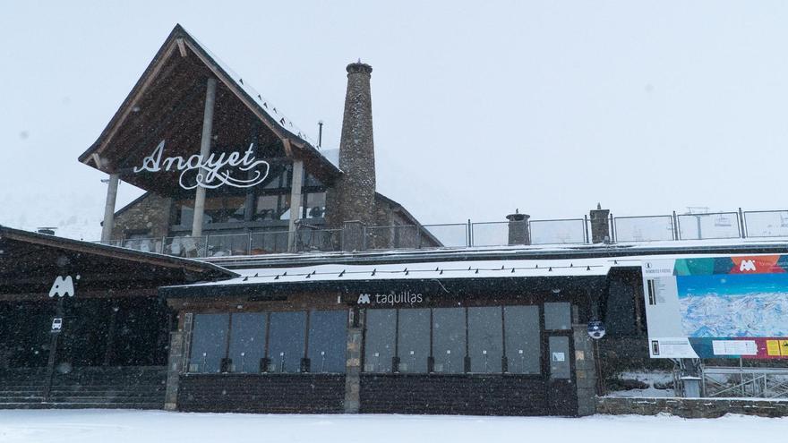 Estación de Formigal-Panticosa hoy por la mañana tras la primera gran nevada del otoño