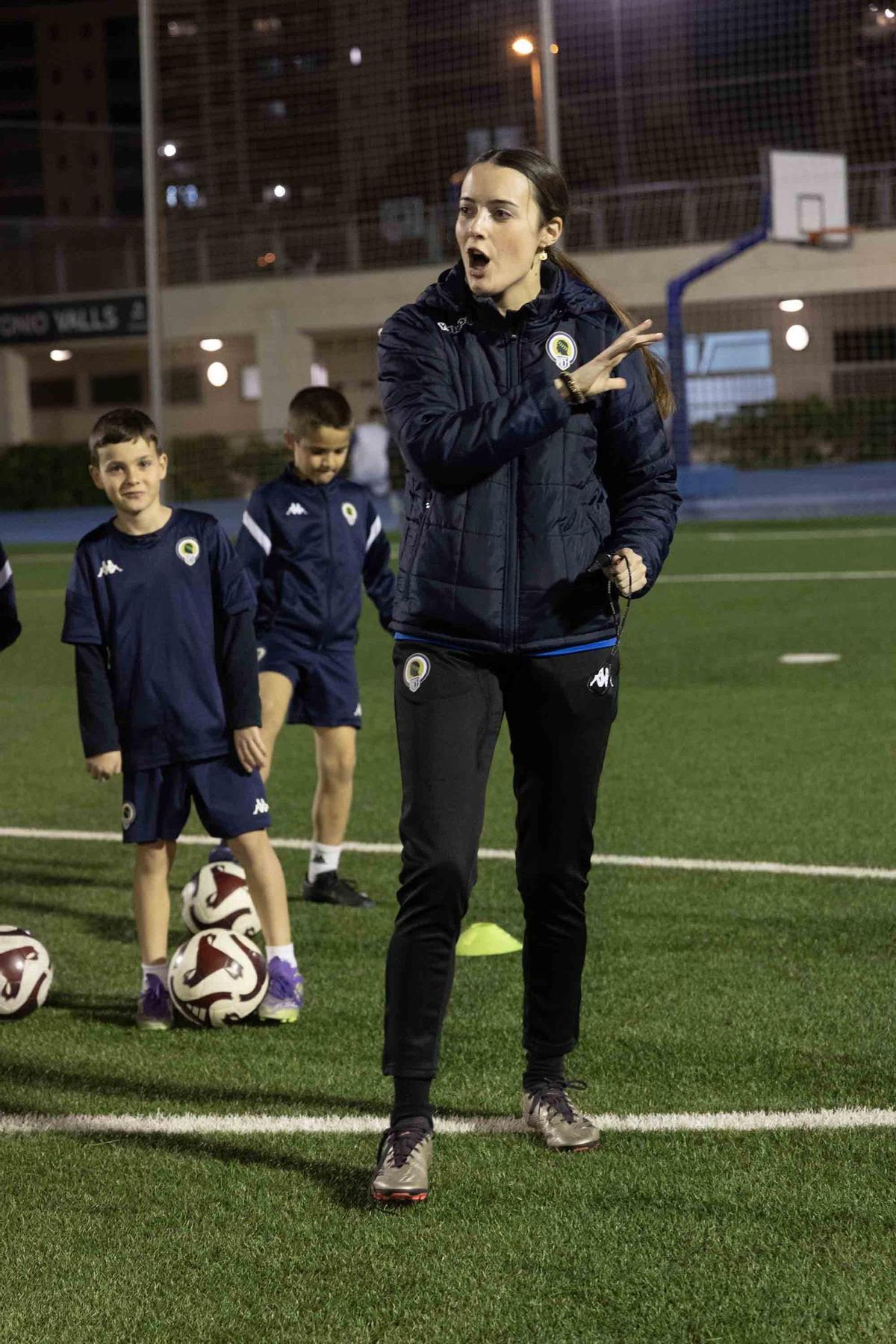 La otra forma de enseñar fútbol: Celia Camarasa, entrenadora de los benjamines del Hércules