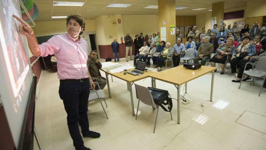 El alcalde, Carlos Calvelo, y el edil de Urbanismo, Alberto Castro, durante una reunión con vecinos de Pastoriza.