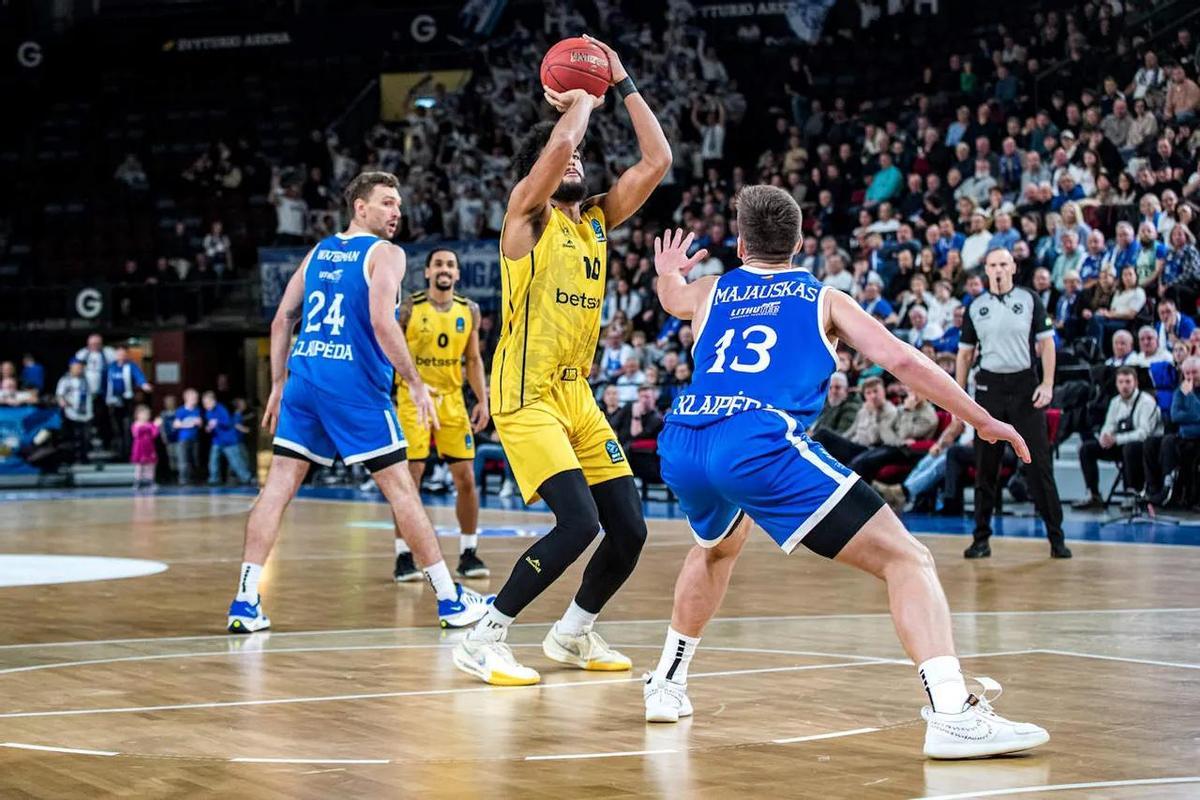 Jakob Forrester llançant davant d'Aurimas Majauskas