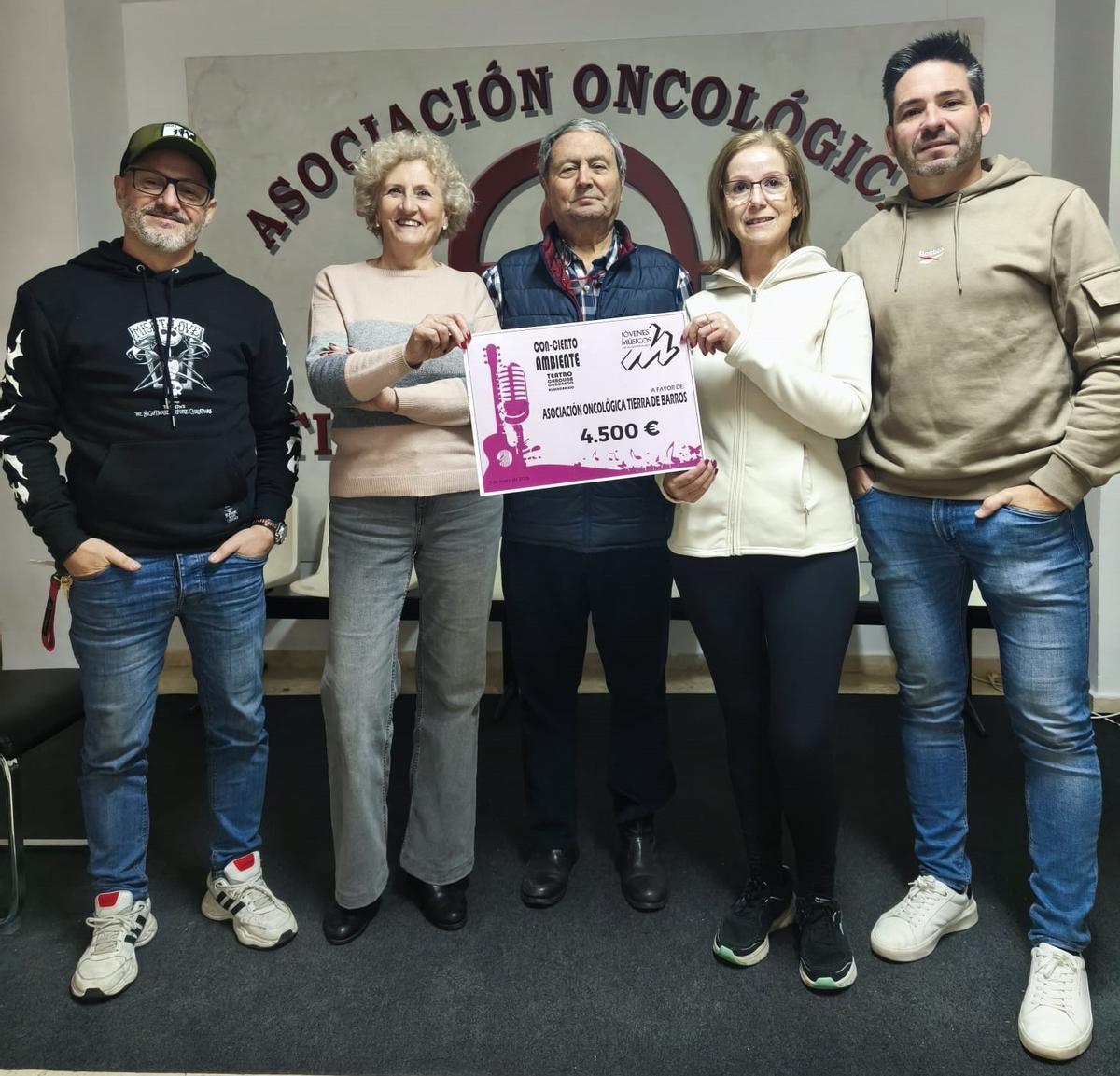 Entrega simbólica del cheque de la recaudación hecha por Jóvenes Músicos.