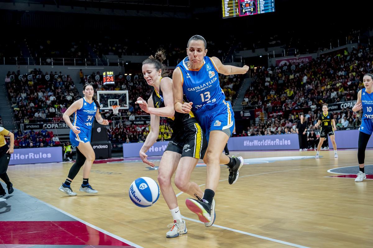 Aina Ayuso intenta evitar un robo de Andrea Vilaró en la final de la Copa de la Reina