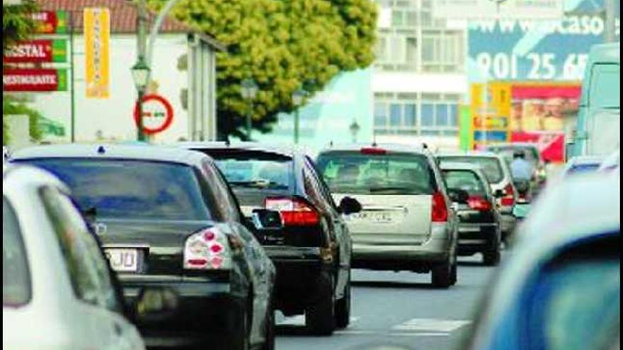 La carretera N-525, a su entrada en Lalín, es la vía de la comarca con más tráfico. / BERNABÉ/JAVIER LALÍN