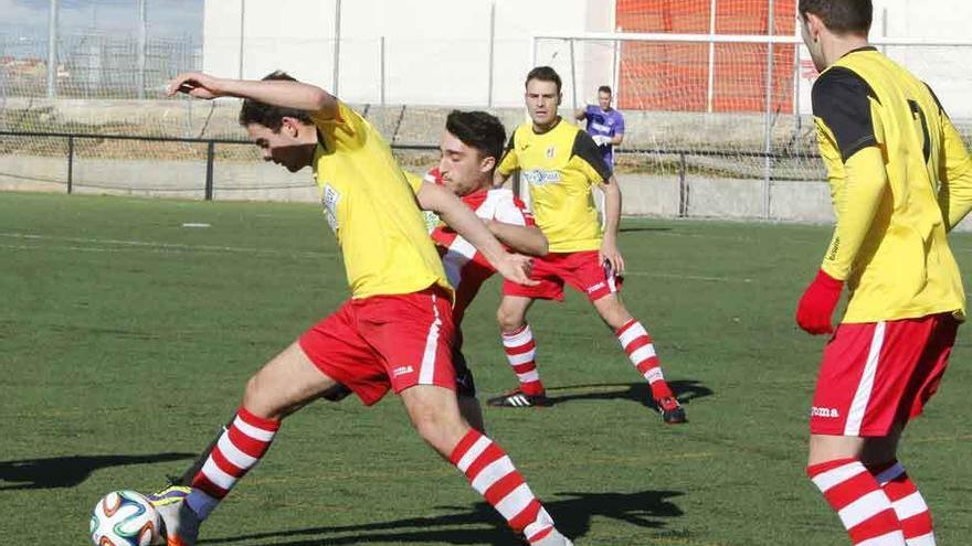 Un jugador del Fresno de la Ribera intercepta un pase durante un partido anterior.