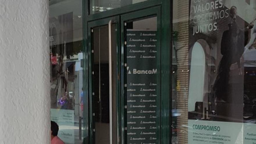 Atracan la Banca March de Ibiza por el método del alunizaje