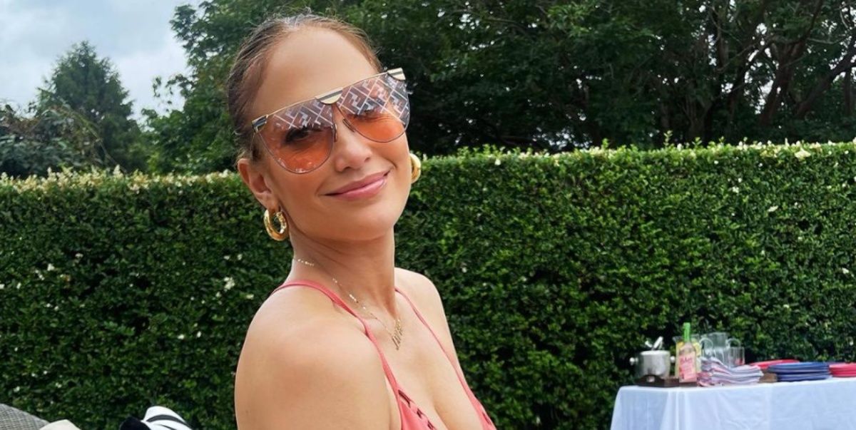 Jennifer Lopez con bañador y gafas de sol