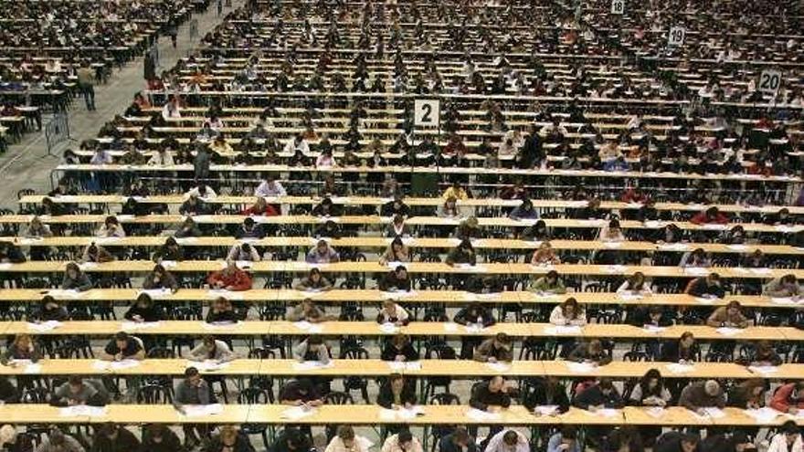 Opositores, durante un examen en Silleda. / pedro agrelo