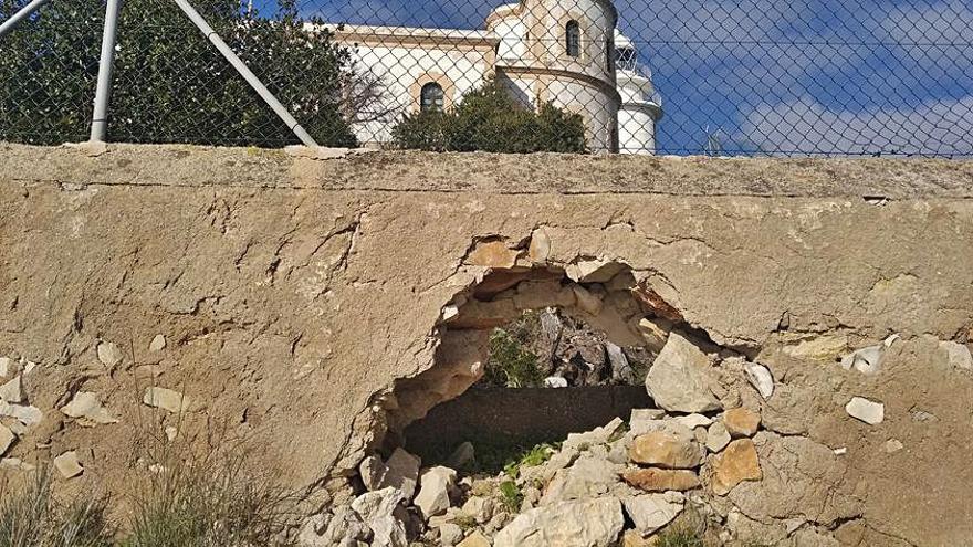 Boquete en el muro de la estación telegráfica. | A.P.F.