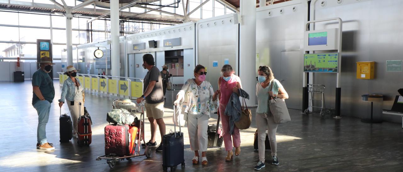 Grupo de viajeros en el aeropuerto de Zaragoza, este verano.