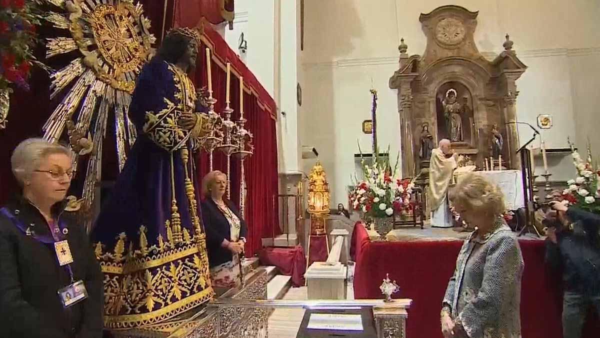 La reina Sofía venera la imagen de Jesús de Medinaceli sin tocarla