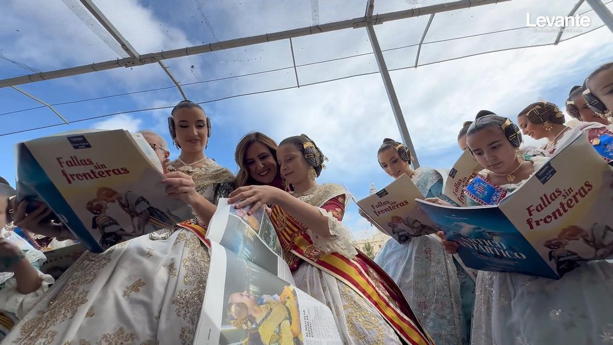 El Extra de Fallas llega al balcón del Ayuntamiento