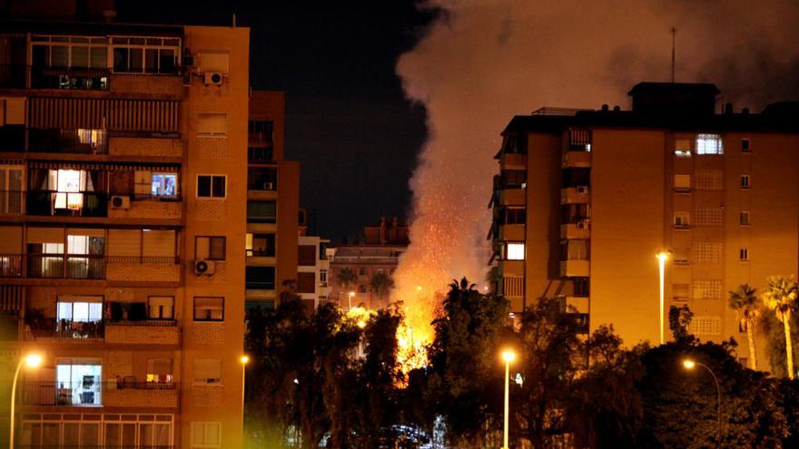 Arden unos setos en una urbanización de Alicante