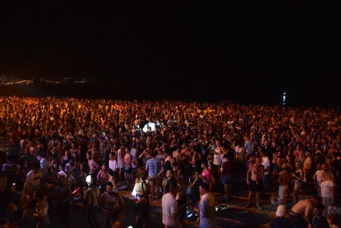 Hogueras de San Juan en la playa del Inglés