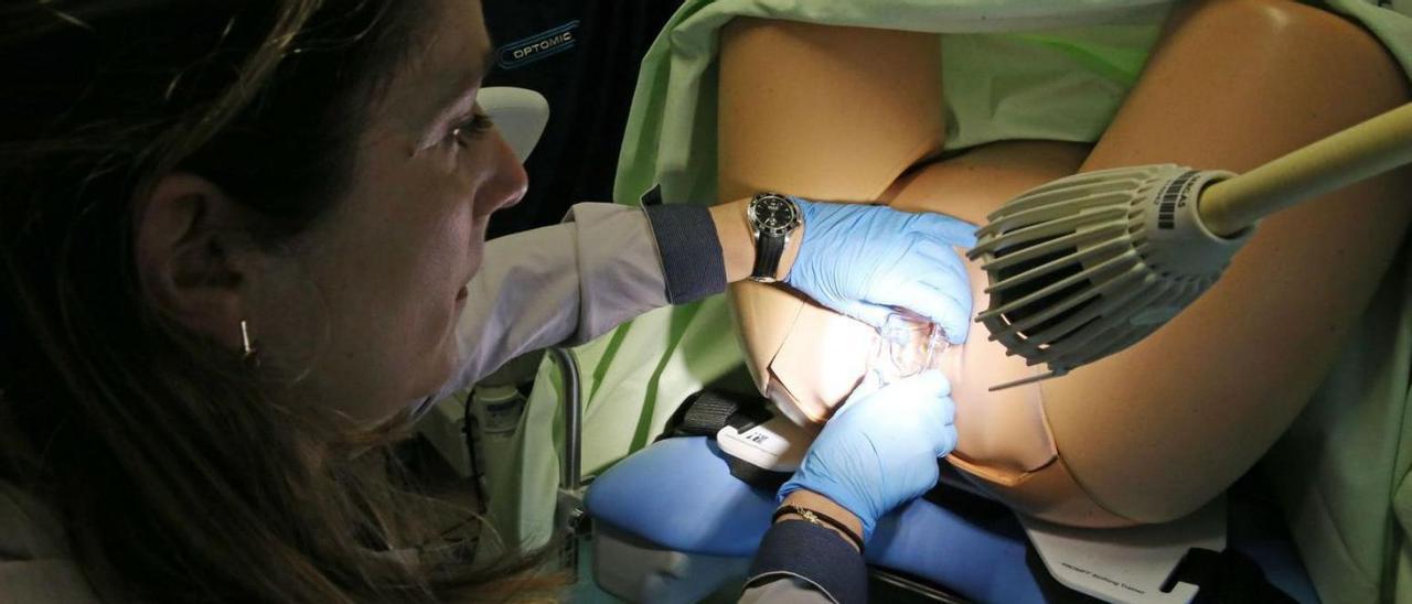 Uso de un simulador en el área de ginecología del hospital Álvaro Cunqueiro de Vigo.   | // MARTA G. BREA