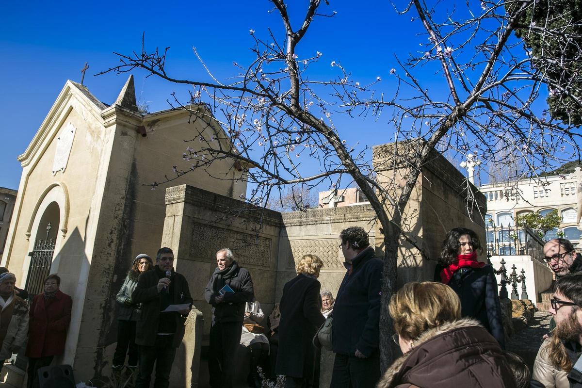 Fiesta de L'Ametller Florit, el homenaje a Joan Maragall bajo su almendro en el cementerio de Sant Gervasi, en una imagen de archivo