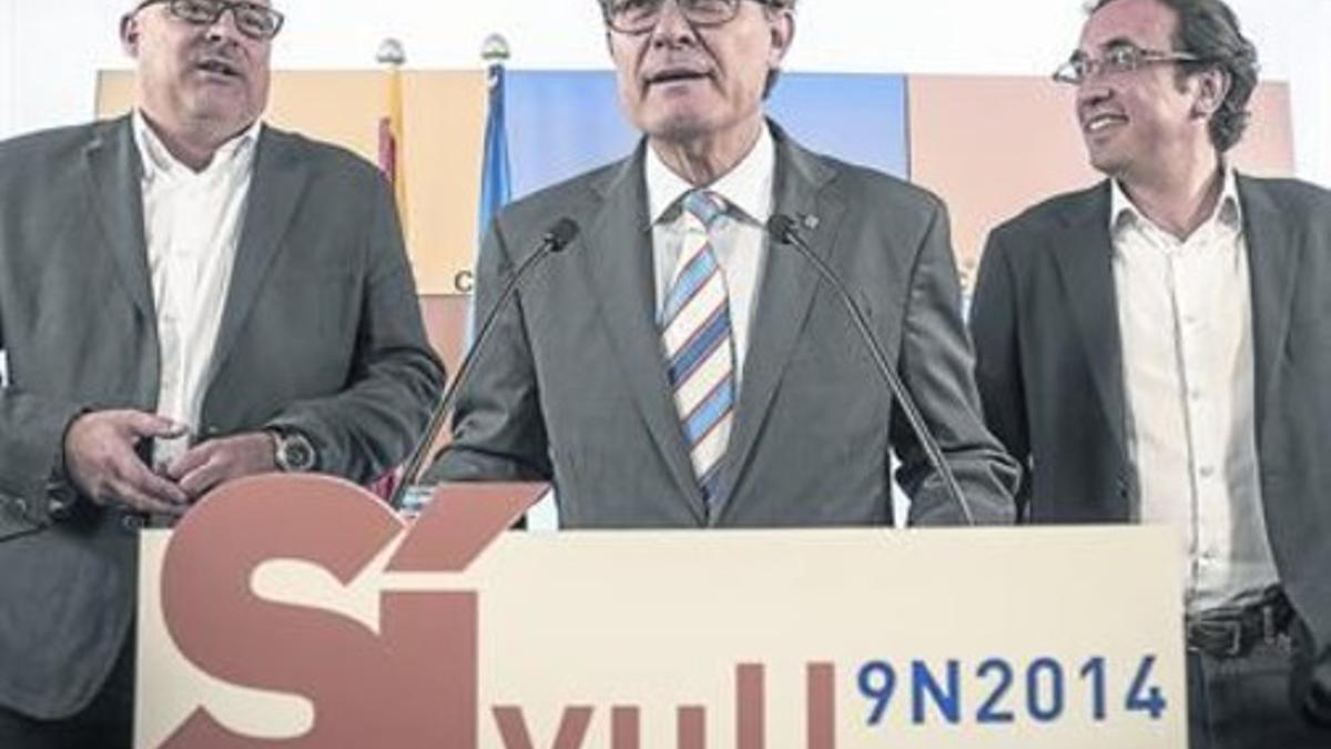 Artur Mas, ayer, entre Lluís Corominas y Josep Rull (a la derecha de la foto).