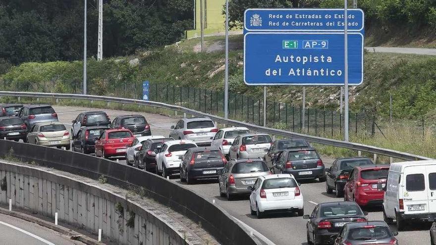 Retención en la autopista AP-9 cerca del puente de Rande. // Adrián Irago