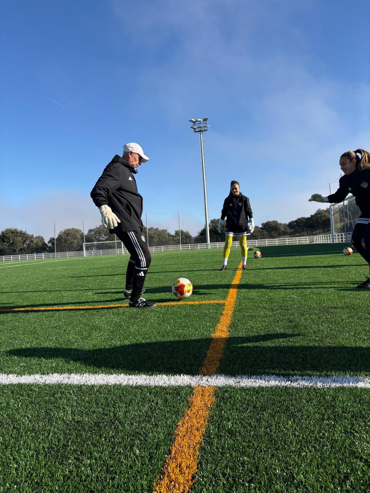 Con Tatiana y Aroa (derecha), porteras del primer y segundo equipo.