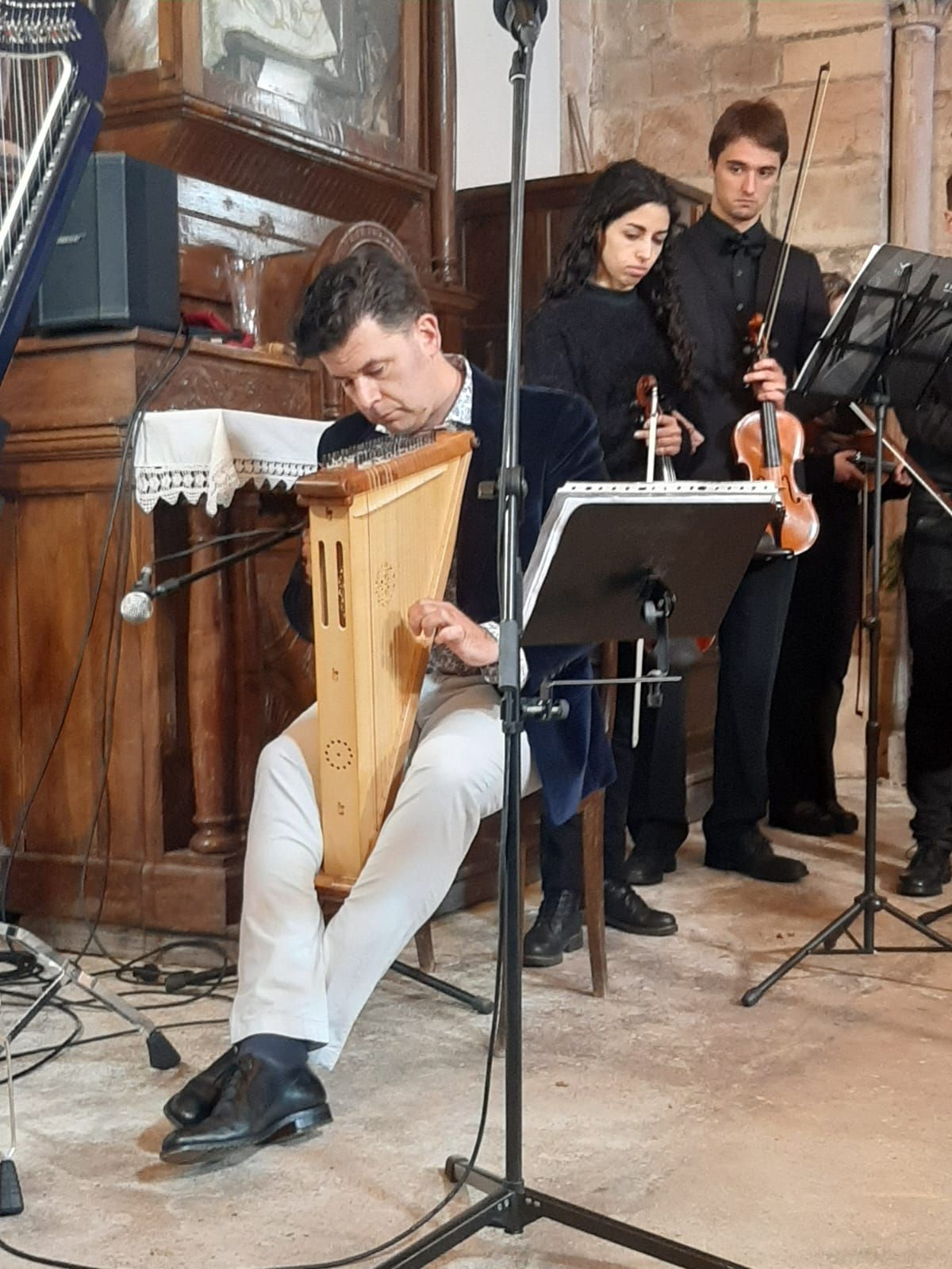 Lleno total en el estreno de la rota medieval de Arlós con la Orquesta de Cámara de Siero y Héctor Braga