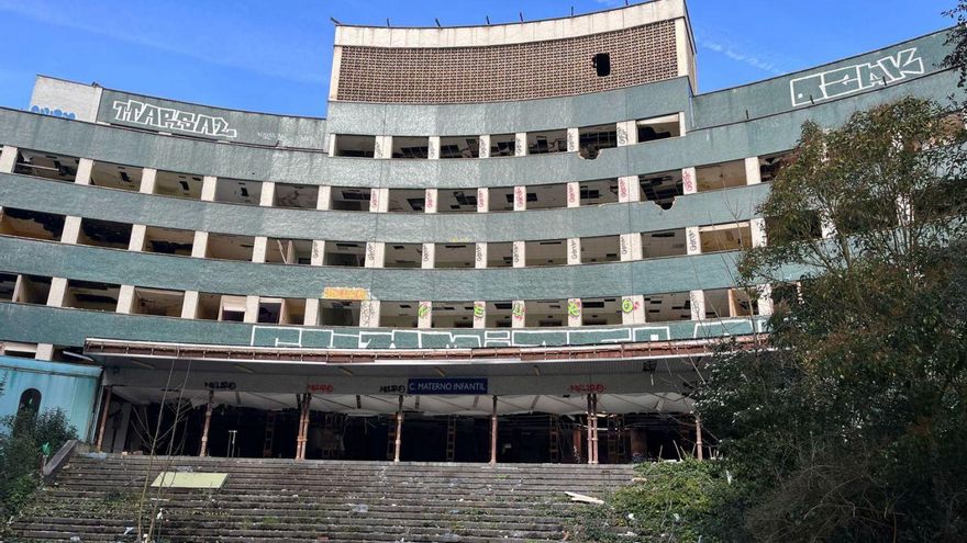 El antiguo edificio de Maternidad, sin puertas ni ventanas y con techos y paredes rotos por los robos. | LNE