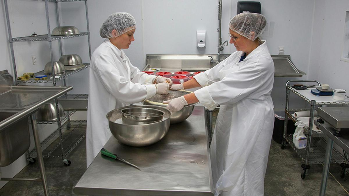 Dos mujeres empleadas en el sector hostelero.