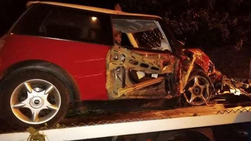 Aspecto que presentaba el coche tras la colisión. // P. Civil